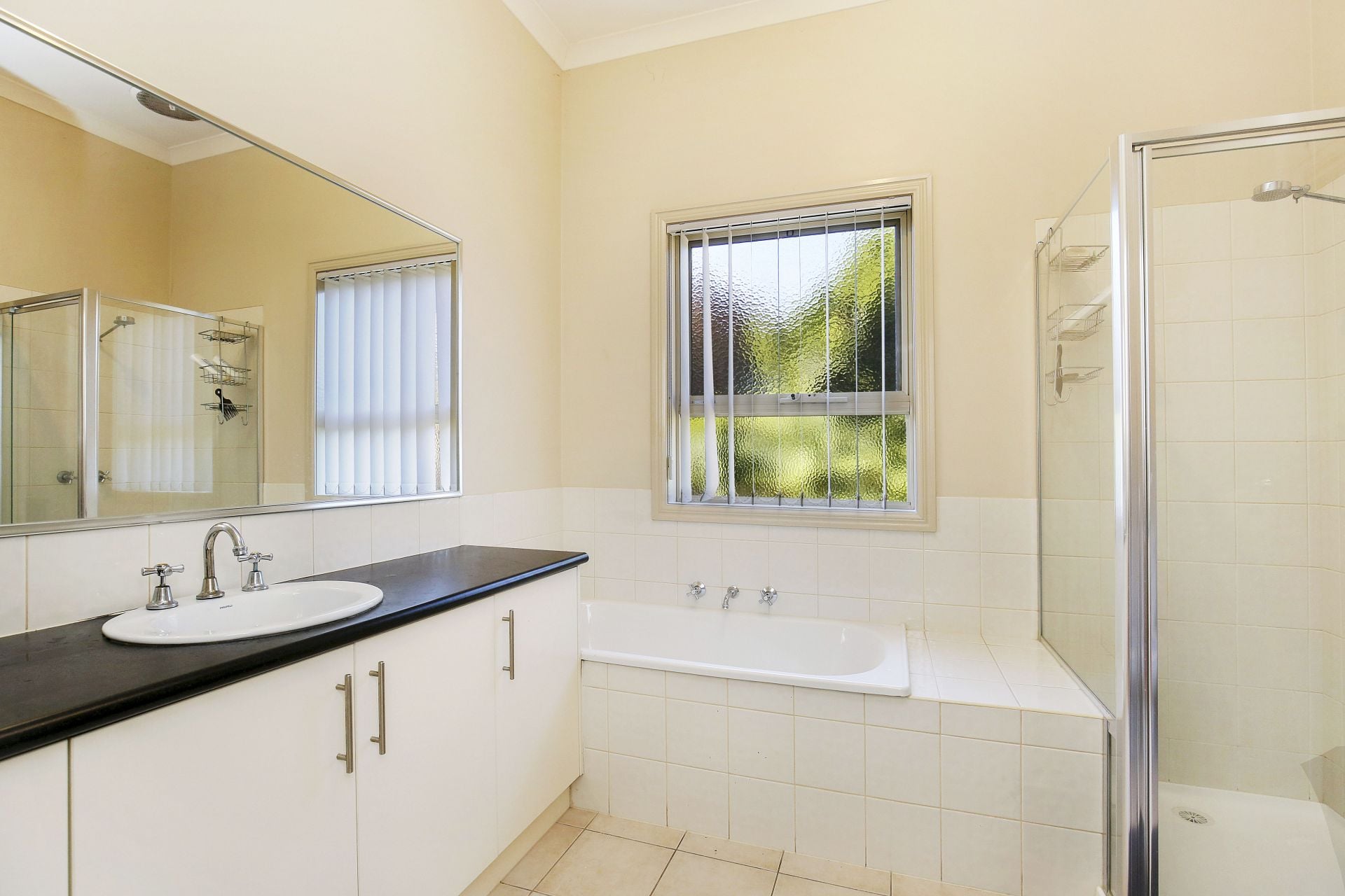 Modern Unit, Great Location, Minutes to all...