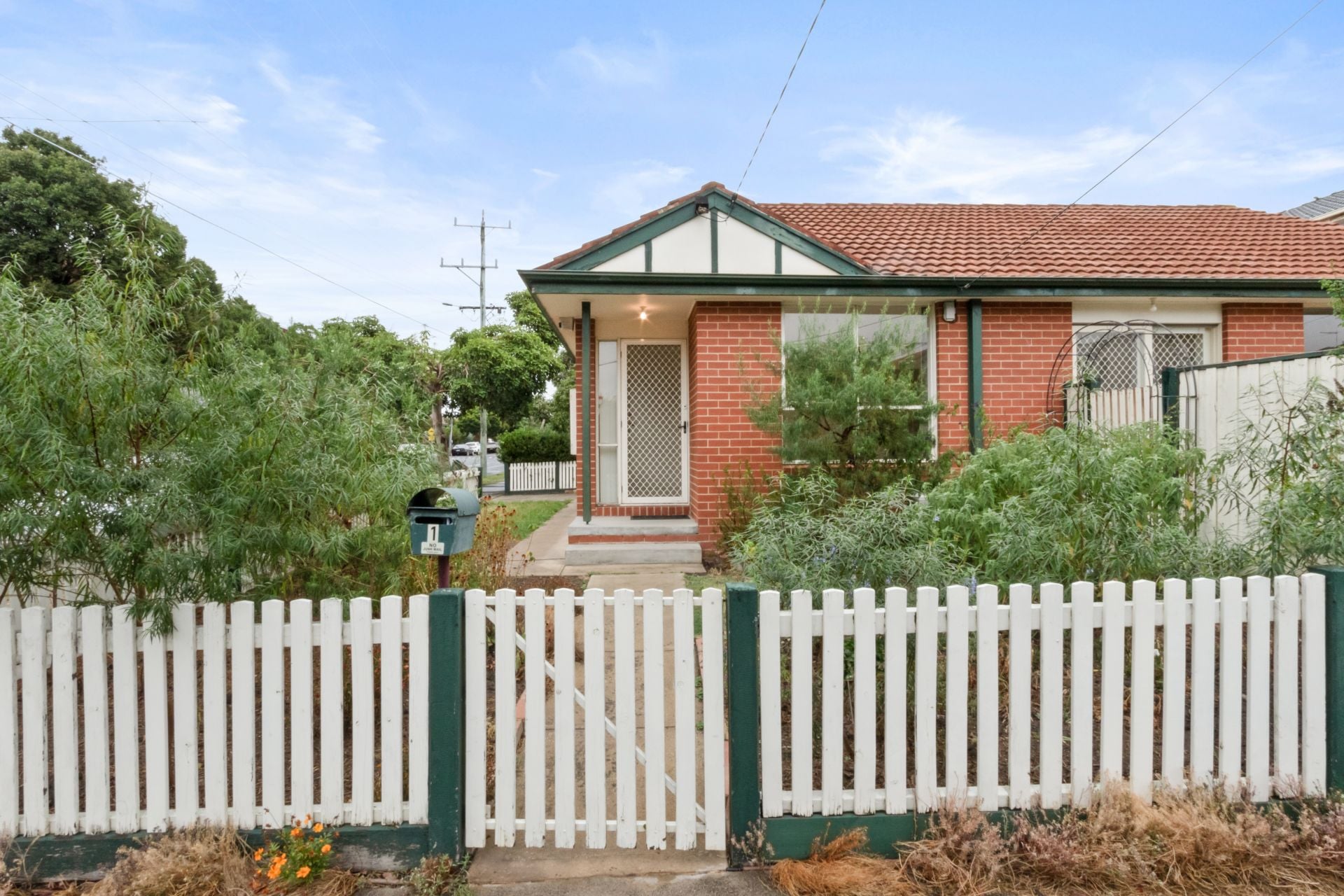 Super Spacious & Conveniently Position Family Home!!