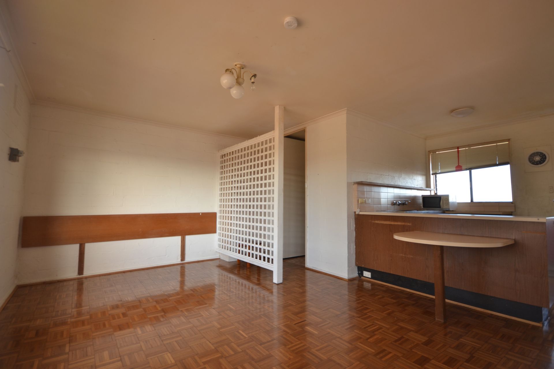 STUDIO WITHIN WALKING DISTANCE TO HIGH STREET AND PRESTON MARKET!