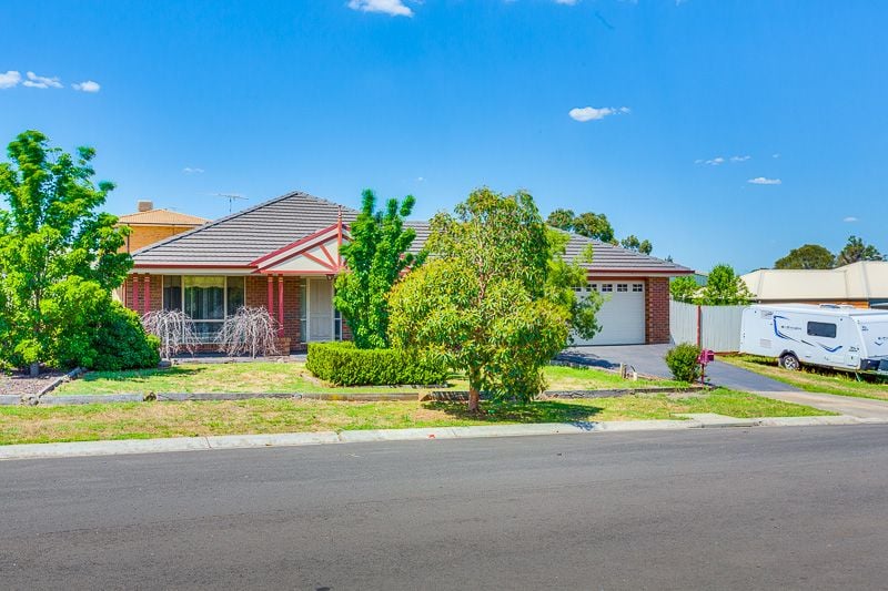 8 Ruddick Place, Bacchus Marsh - Thumbnail 2
