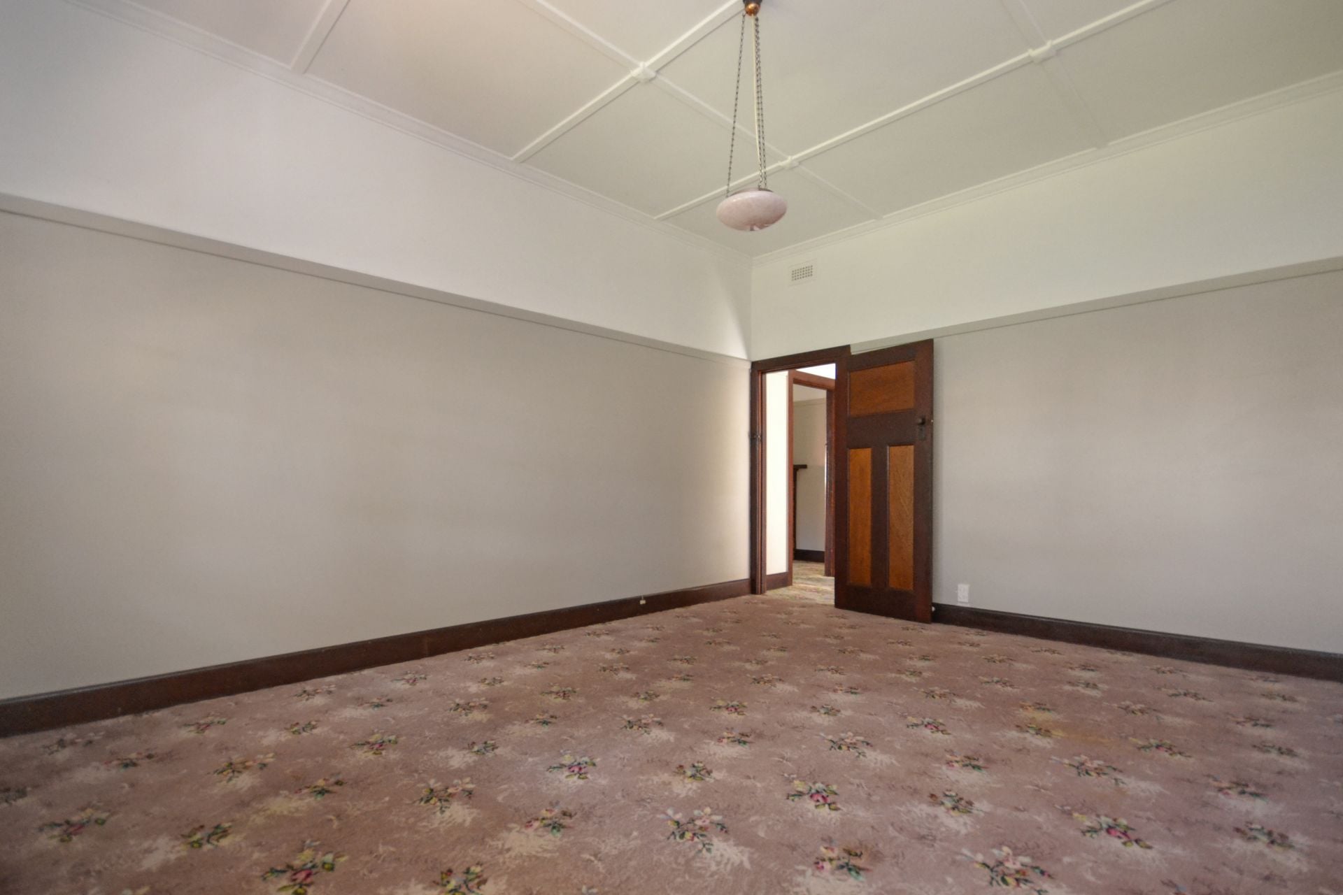 ELEGANT BEAUTY MATCHED WITH A FIRST CLASS LOCATION