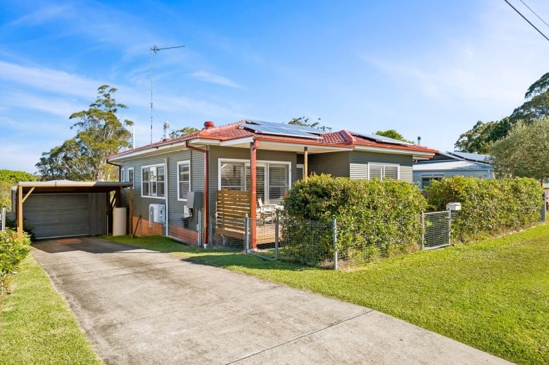 Charming Renovated Cottage - Flood-free, Character Filled, Close to Town!