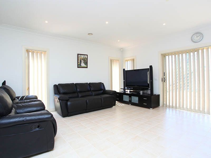 80 Springlake Avenue, Caroline Springs - Thumbnail 3
