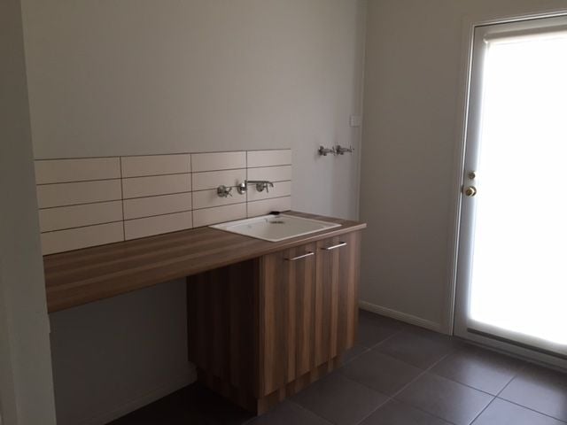 SPACIOUS 4 BEDROOM HOME - AVAILABLE NOW! WALK TO SCHOOLS & SHOPS