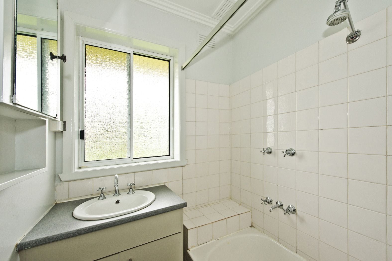 Light and Fresh 2 Bedroom Home!