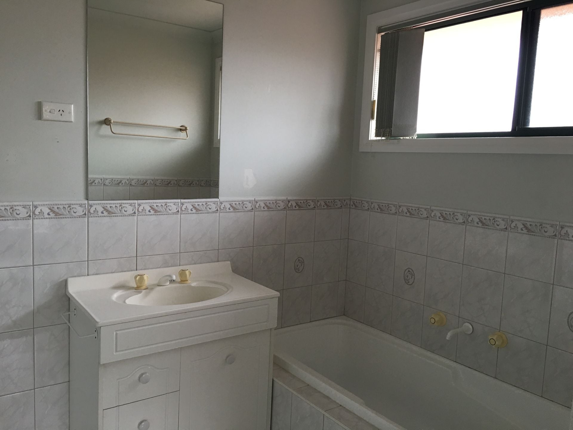 SPACIOUS 2 BEDROOM!!
