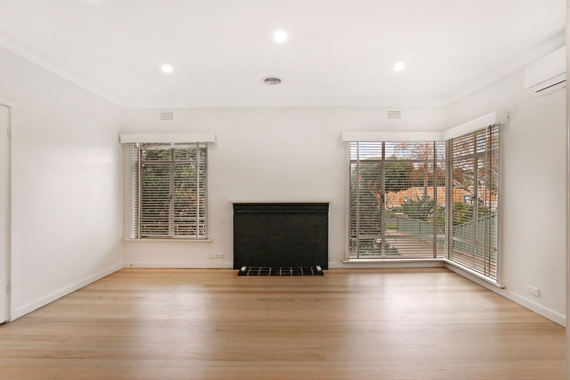 UNDER OFFER!!!!