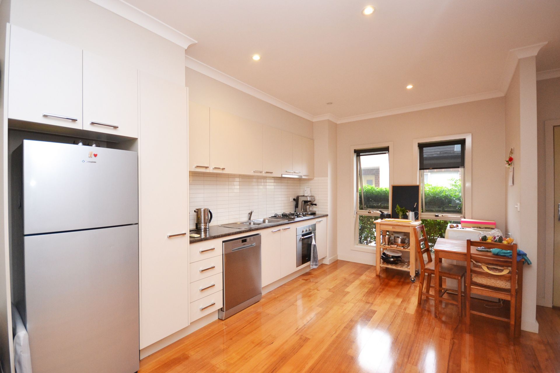 MODERN ELEGANCE WITH A WARM, INVITING AMBIENCE