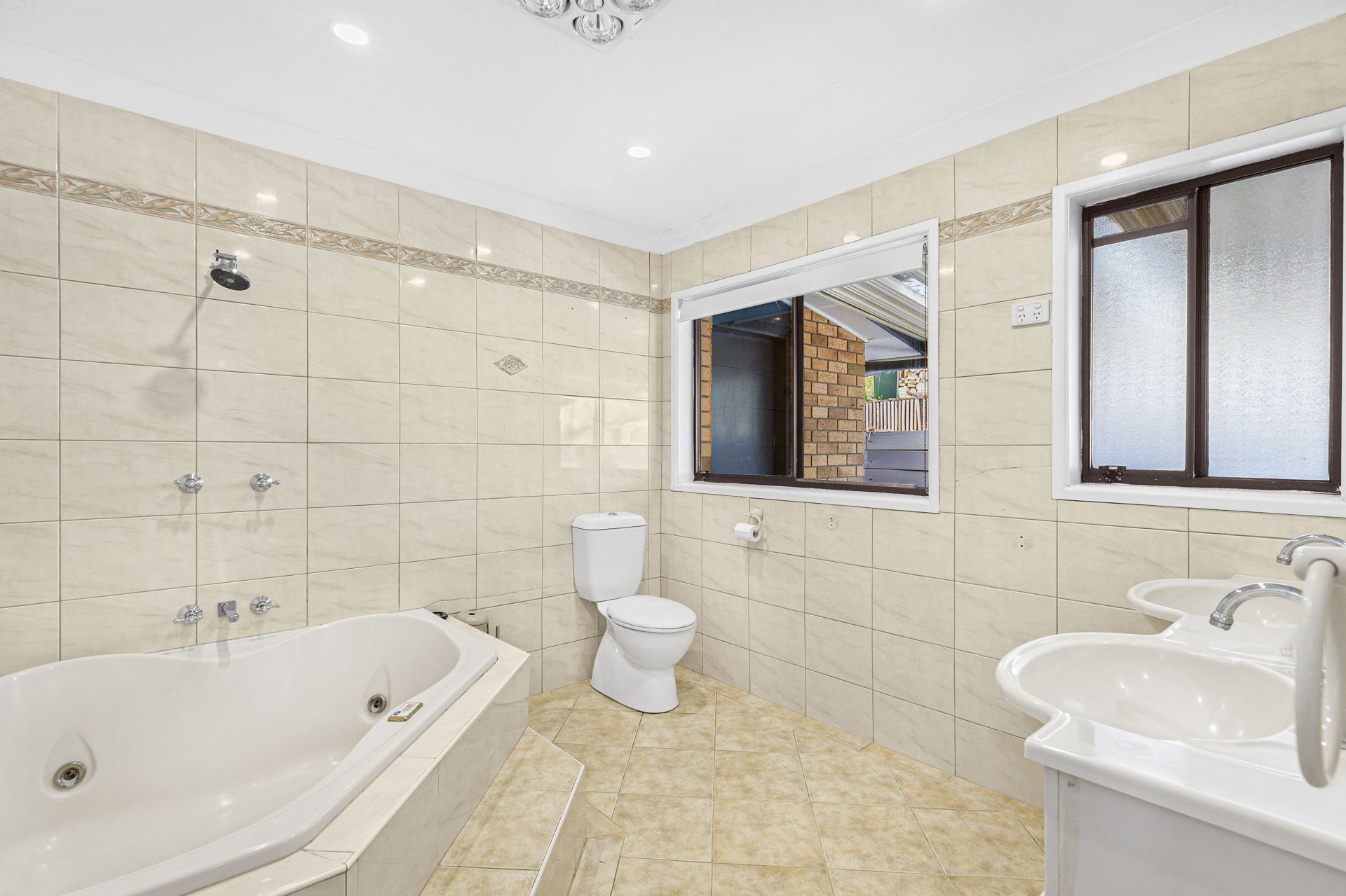 13 Hasluck Drive, RANKIN PARK NSW, Rankin Park - Thumbnail 7