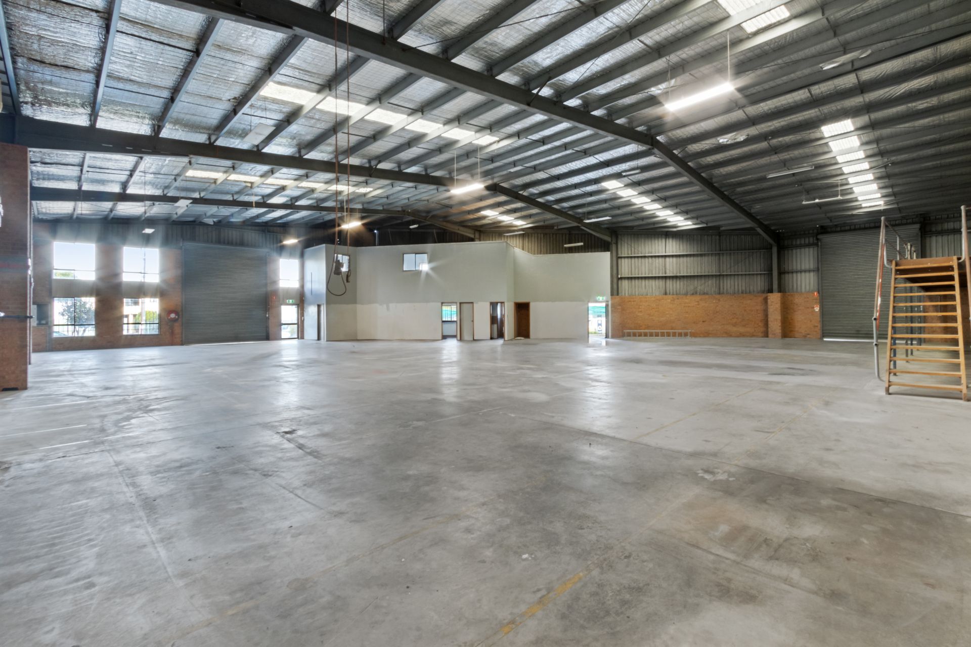 WAREHOUSE with HARDSTAND