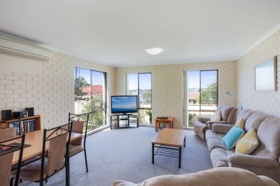 Lake views & located in central Merimbula