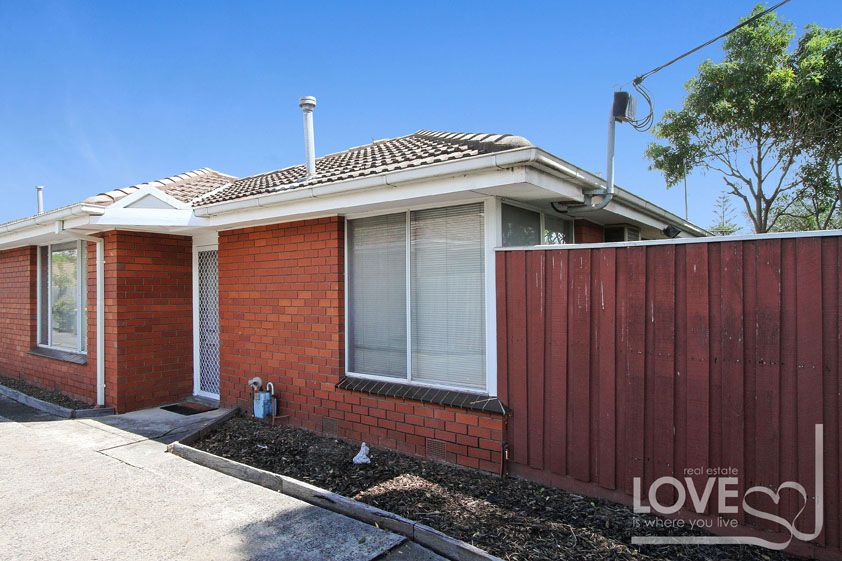 Great Two Bedroom Unit with Courtyard!
