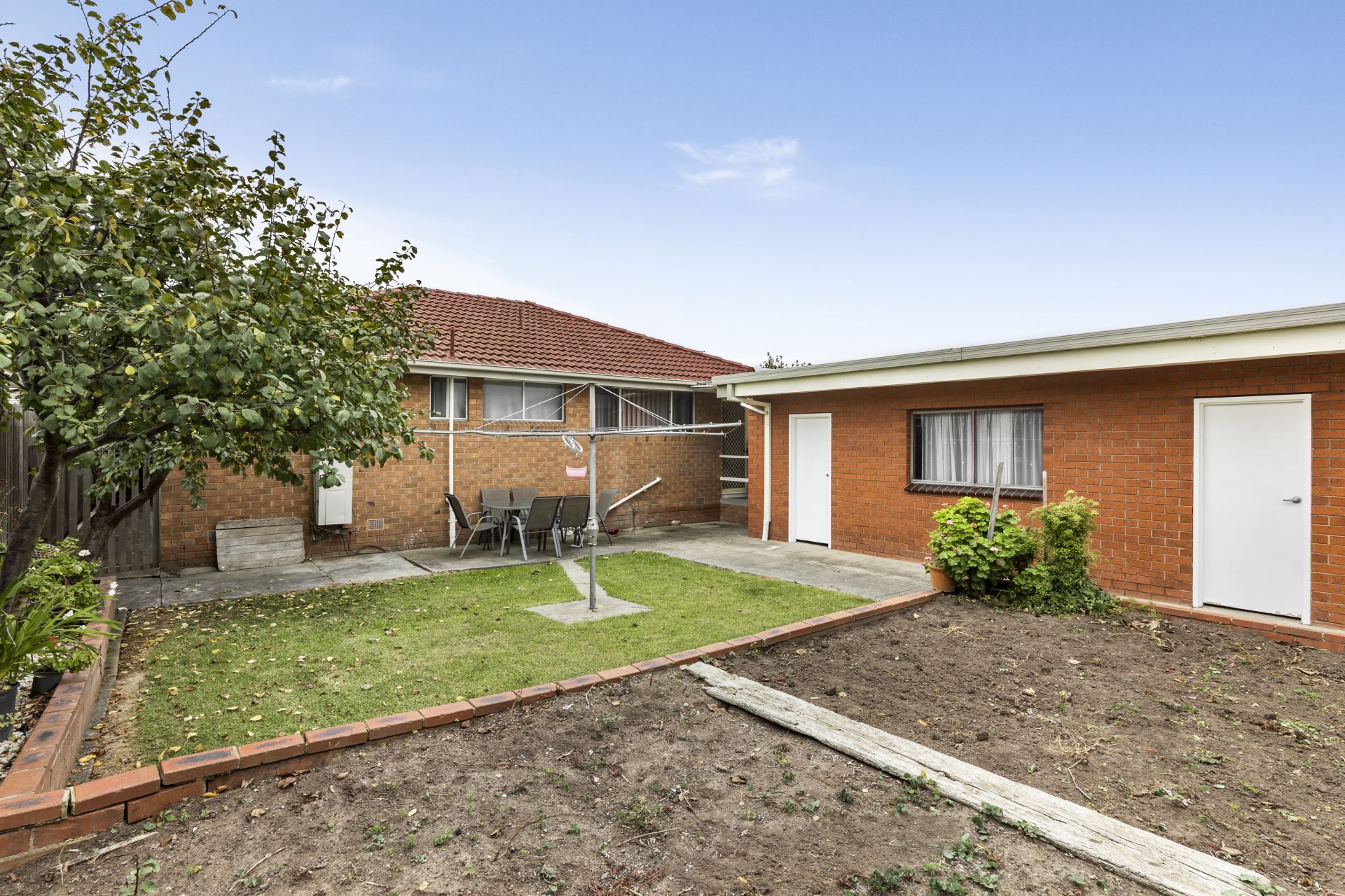 SPACIOUS LIVING   ** SIX MONTH LEASE AGREEMENT **
