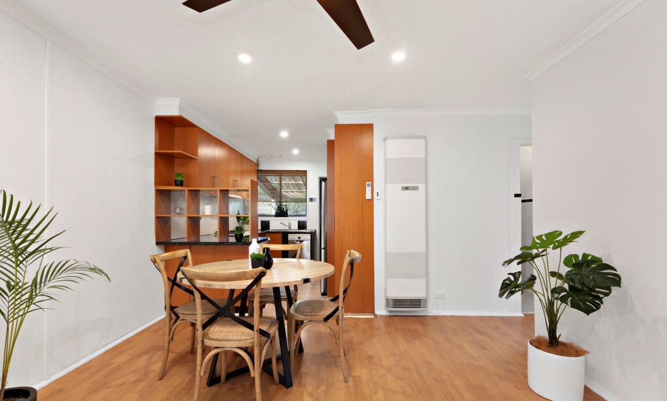 Walking distance to Shops!