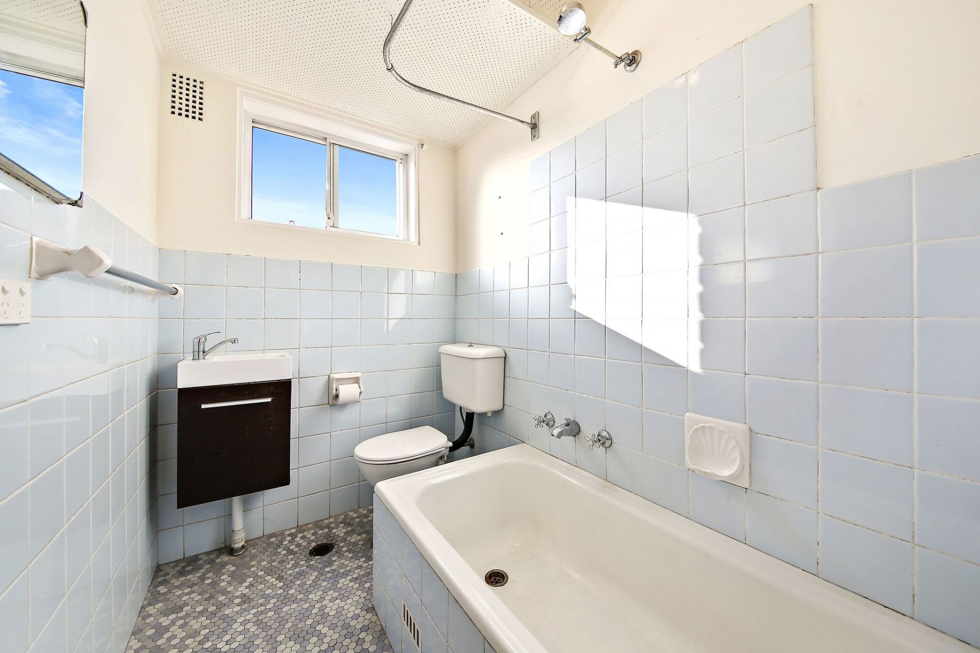 Sunny Two Bedroom Security Unit with Water Glimpses