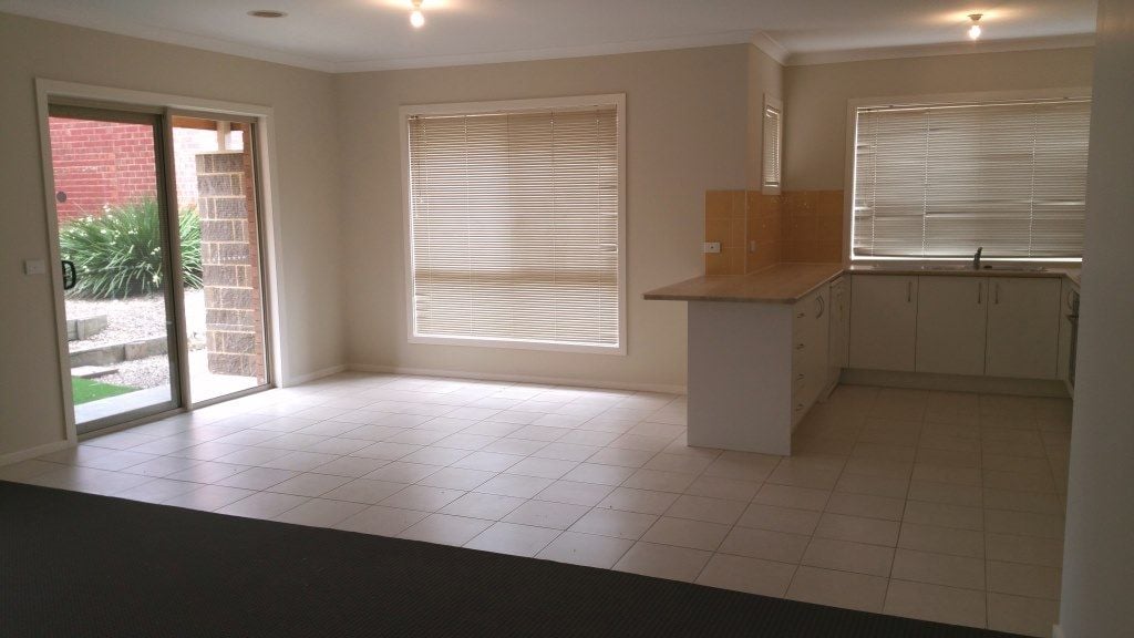 MODERN 3 BEDROOM HOME IN AURORA ESTATE..