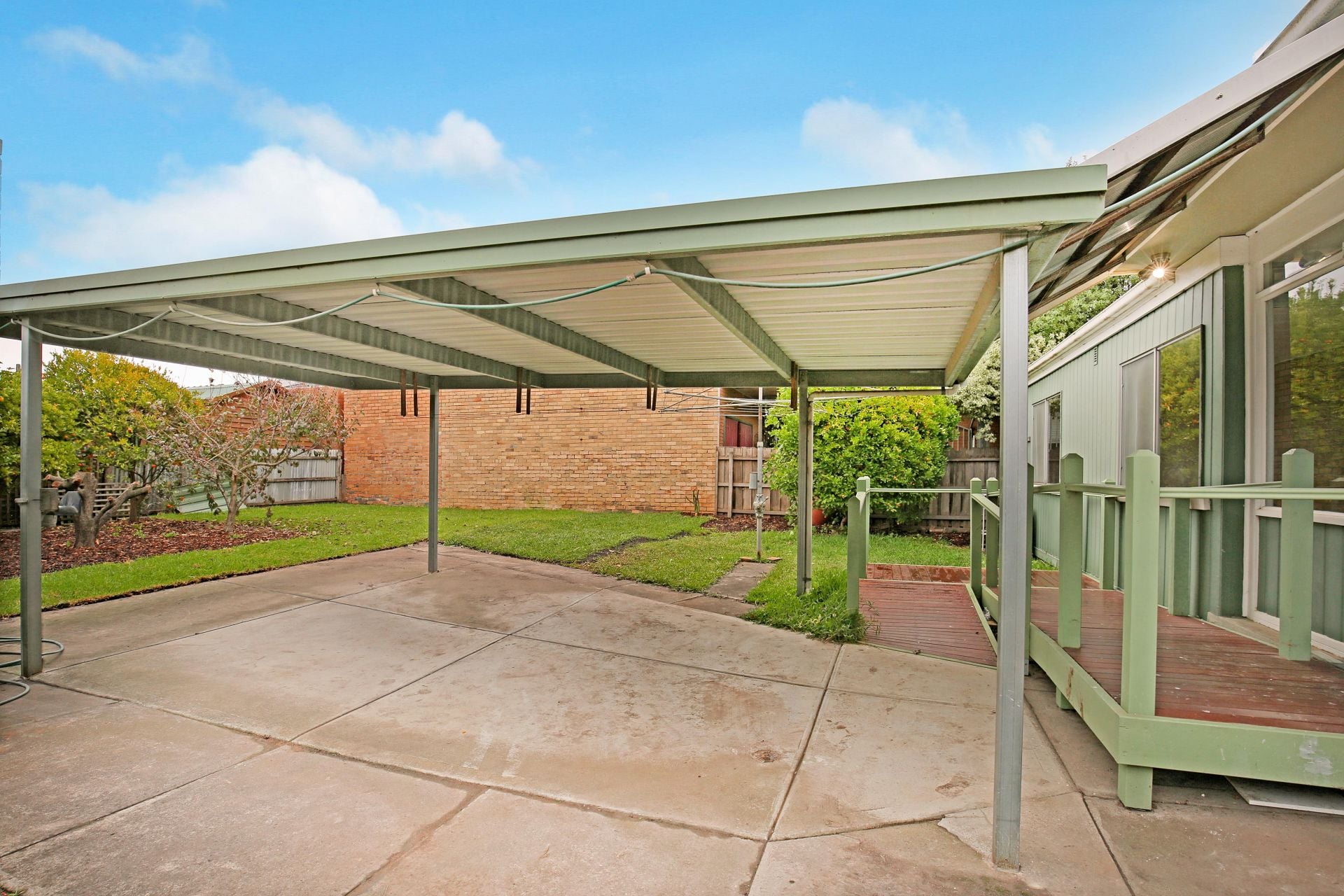 UNDER OFFER!!!!