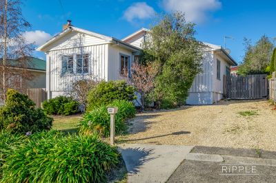 A WARM AND WELCOMING, SUNNY FIRST OR FAMILY HOME WITH A WONDERFUL REAR GARDEN.