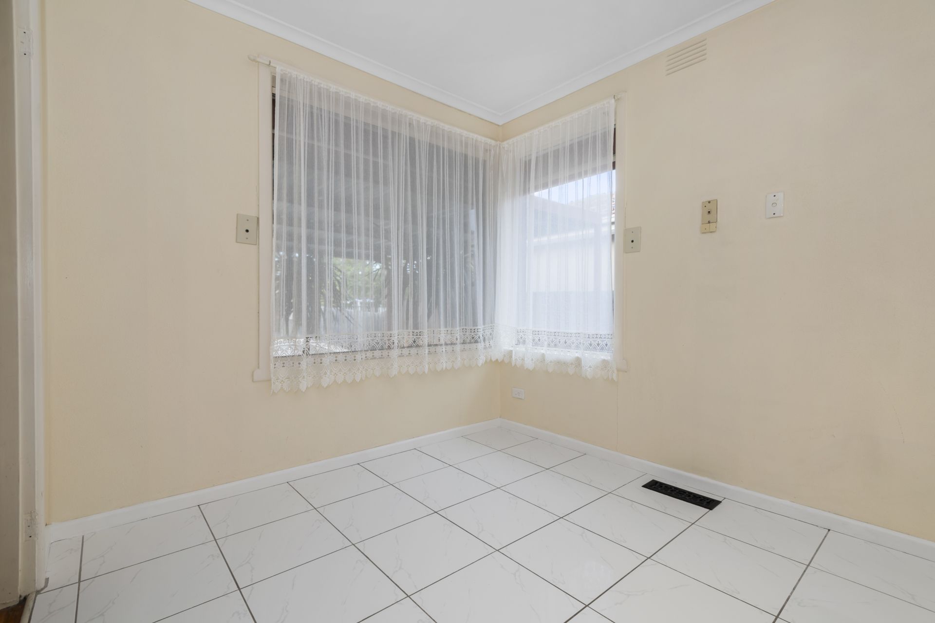 PERFECT LOCATION AND WALKING DISTANCE TO EPPING PACIFIC