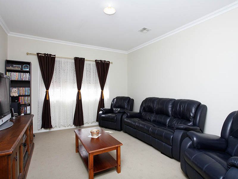 11 Lake Logan Way, Caroline Springs - Thumbnail 6