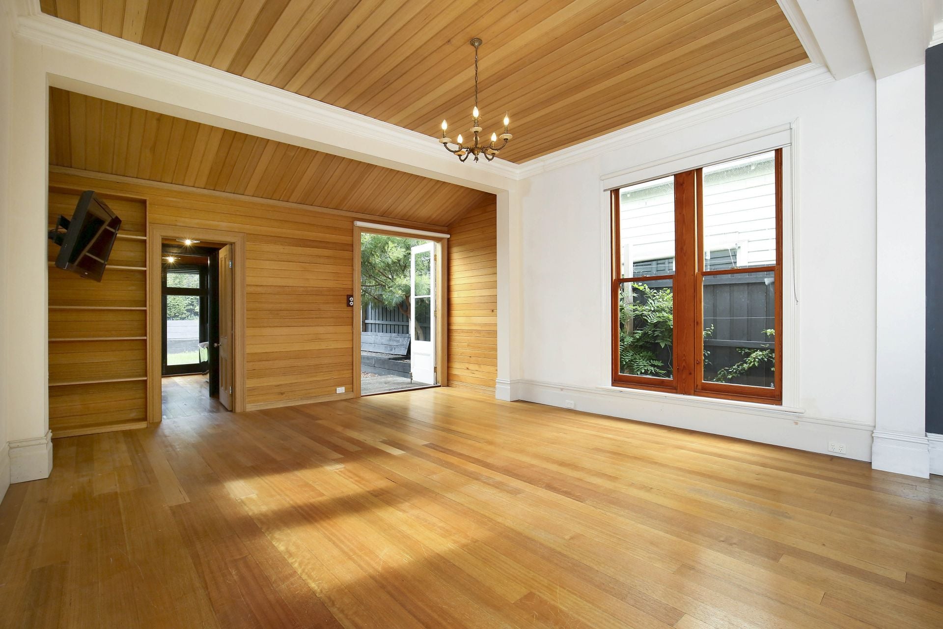 CAPTIVATING MODERN VICTORIAN