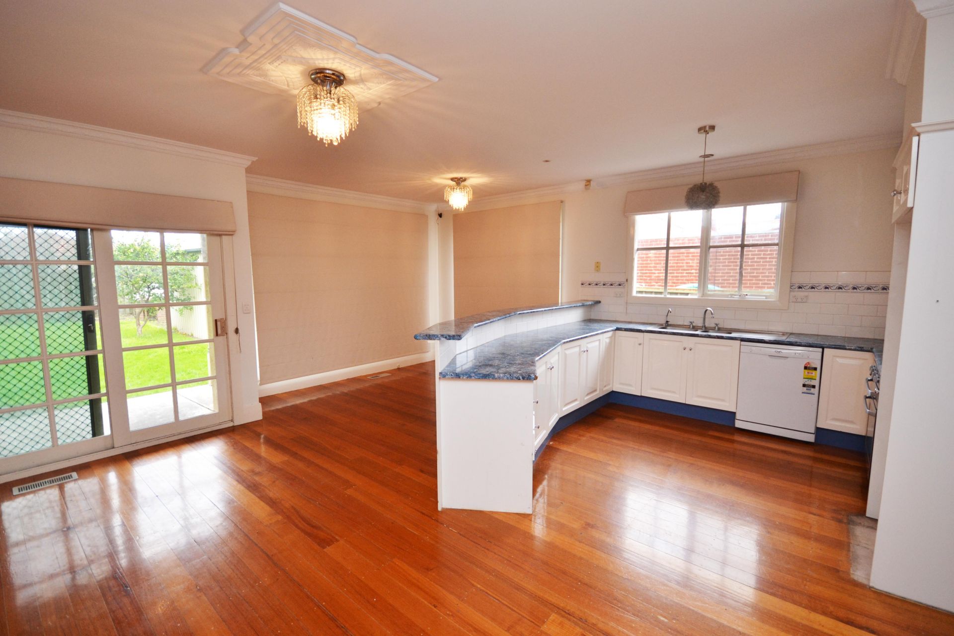 LARGE FAMILY HOME!