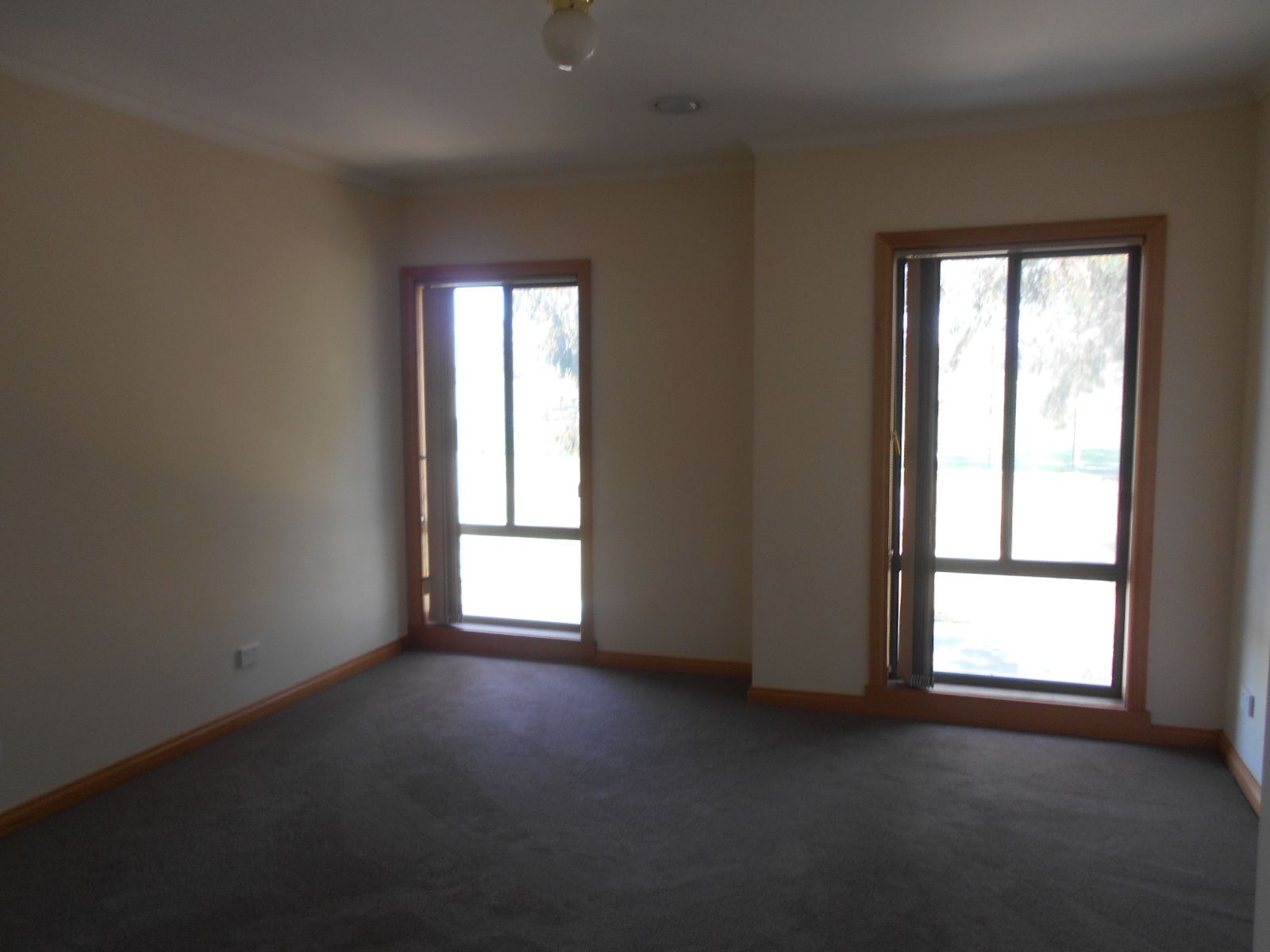 FRESH, CLEAN & SPACIOUS 4 BEDROOM TOWNHOUSE - AVAILABLE NOW. MOVE IN STRAIGHT AWAY!