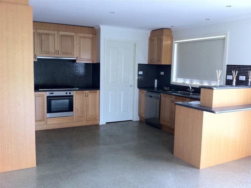 Spacious 3-Bedroom Home Available in Craigieburn
