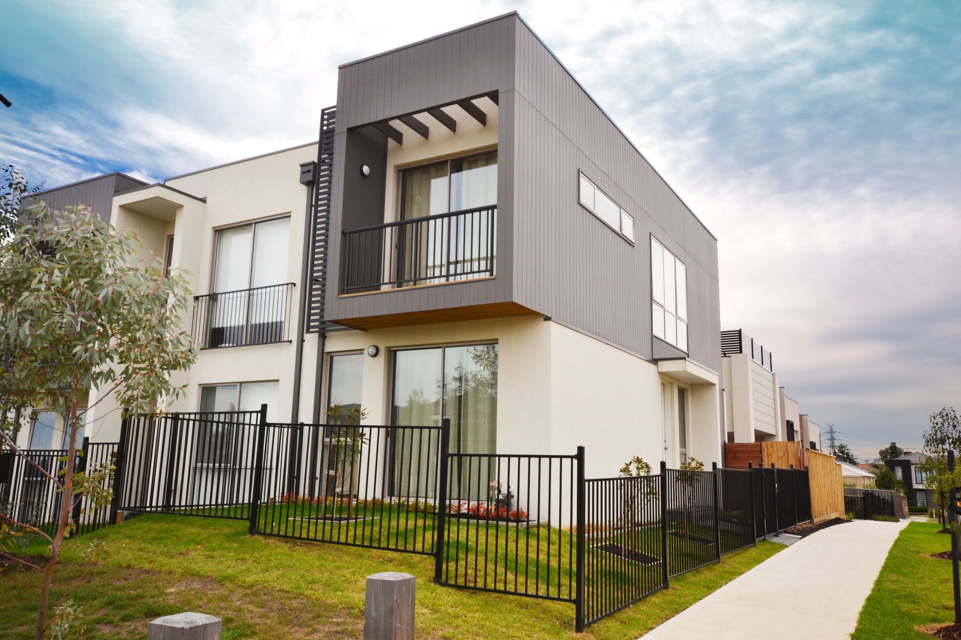 CONTEMPORARY DELIGHT IN COBURG HILL