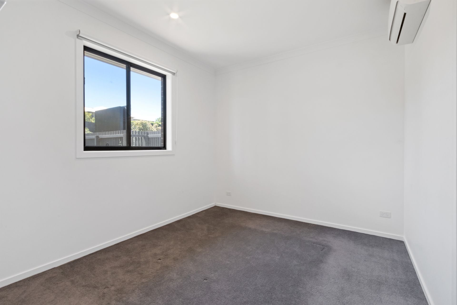 Near New Townhouse with Rooftop Terrace