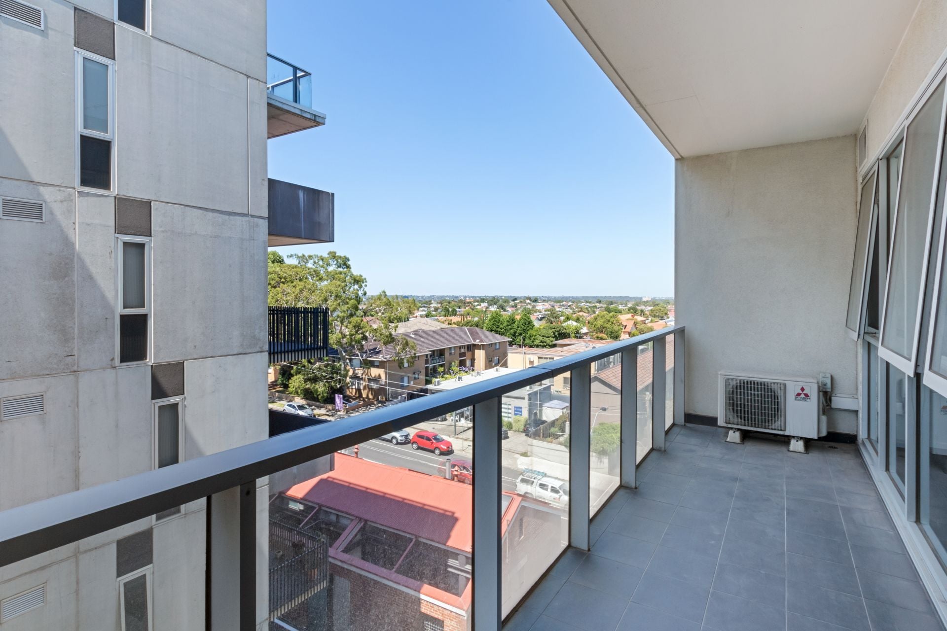 Unbeatable location and space