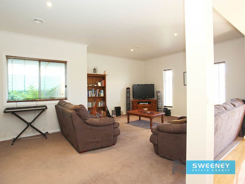 94 Foxwood Drive, Point Cook - Thumbnail 3