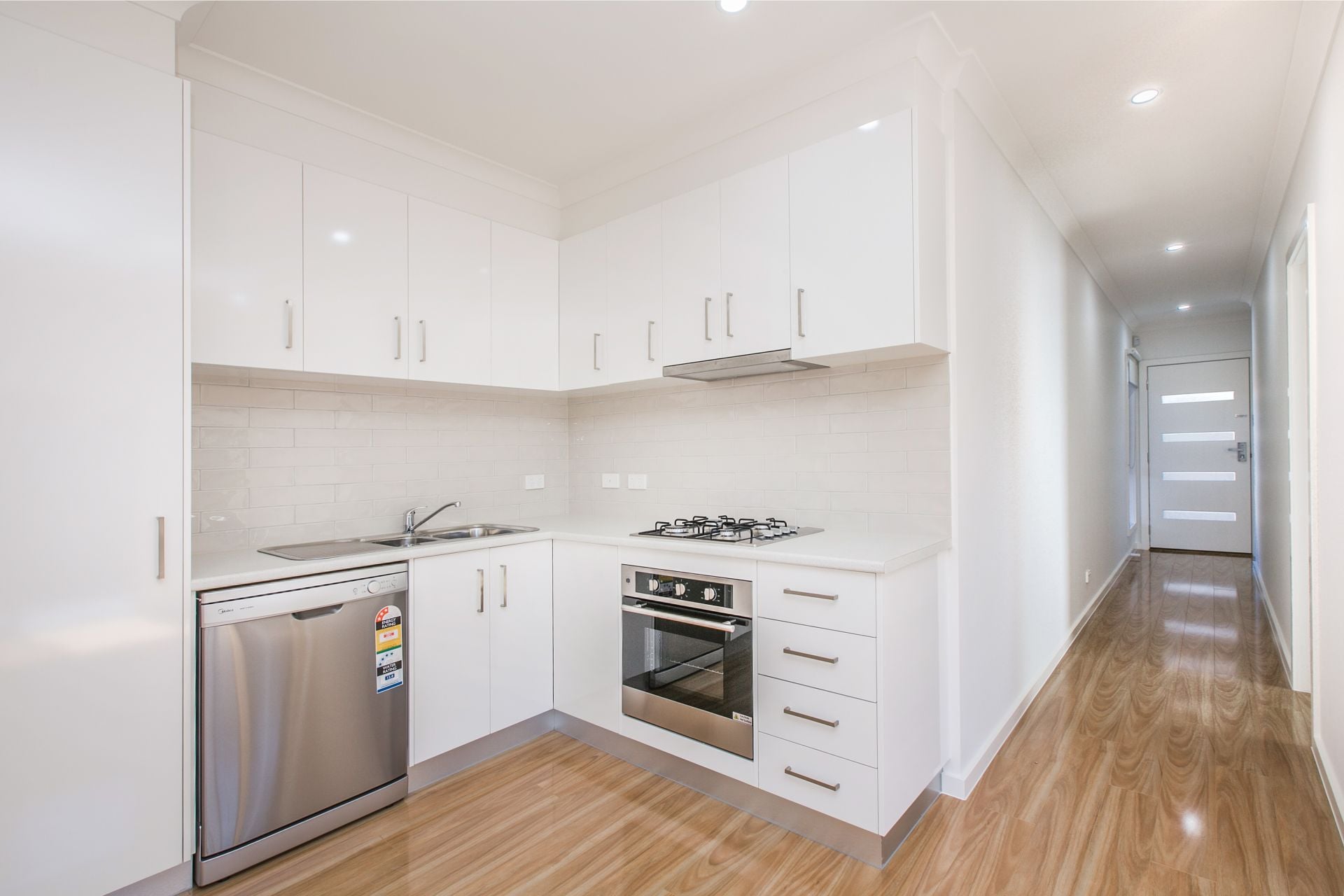 NEAR NEW UNIT IN GREAT LOCATION   *Insp  Sat 18th Feb @ 10:20am*