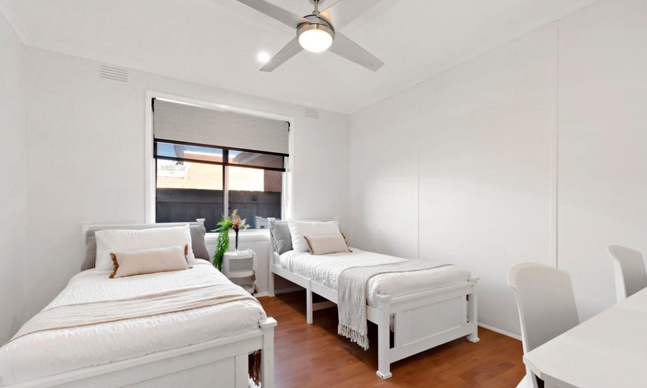 Walking distance to Shops!