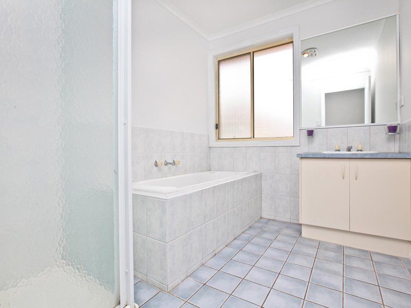 32 Macklin Way, Caroline Springs - Thumbnail 7