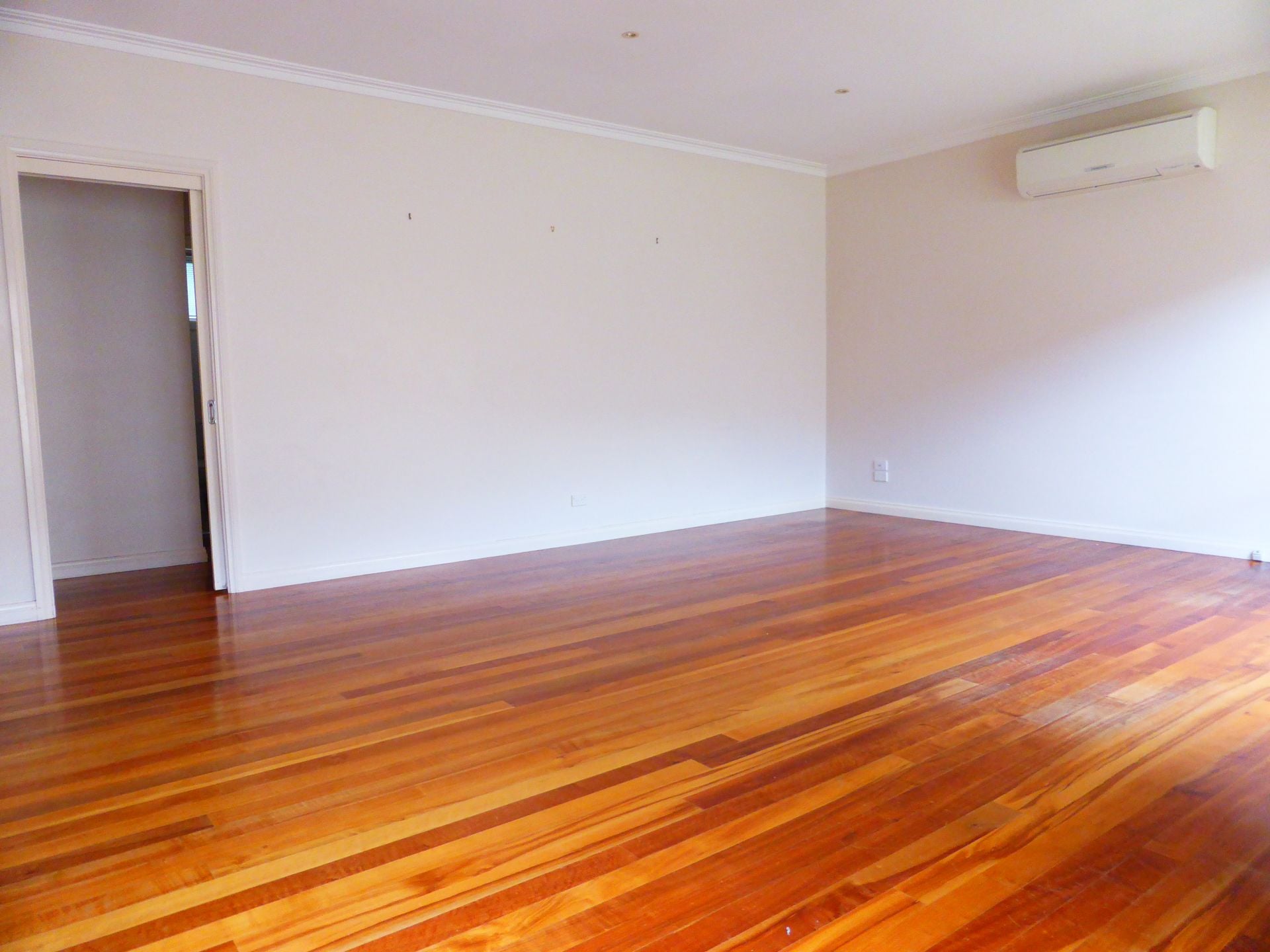 Updated Villa Style Unit - Very Spacious!