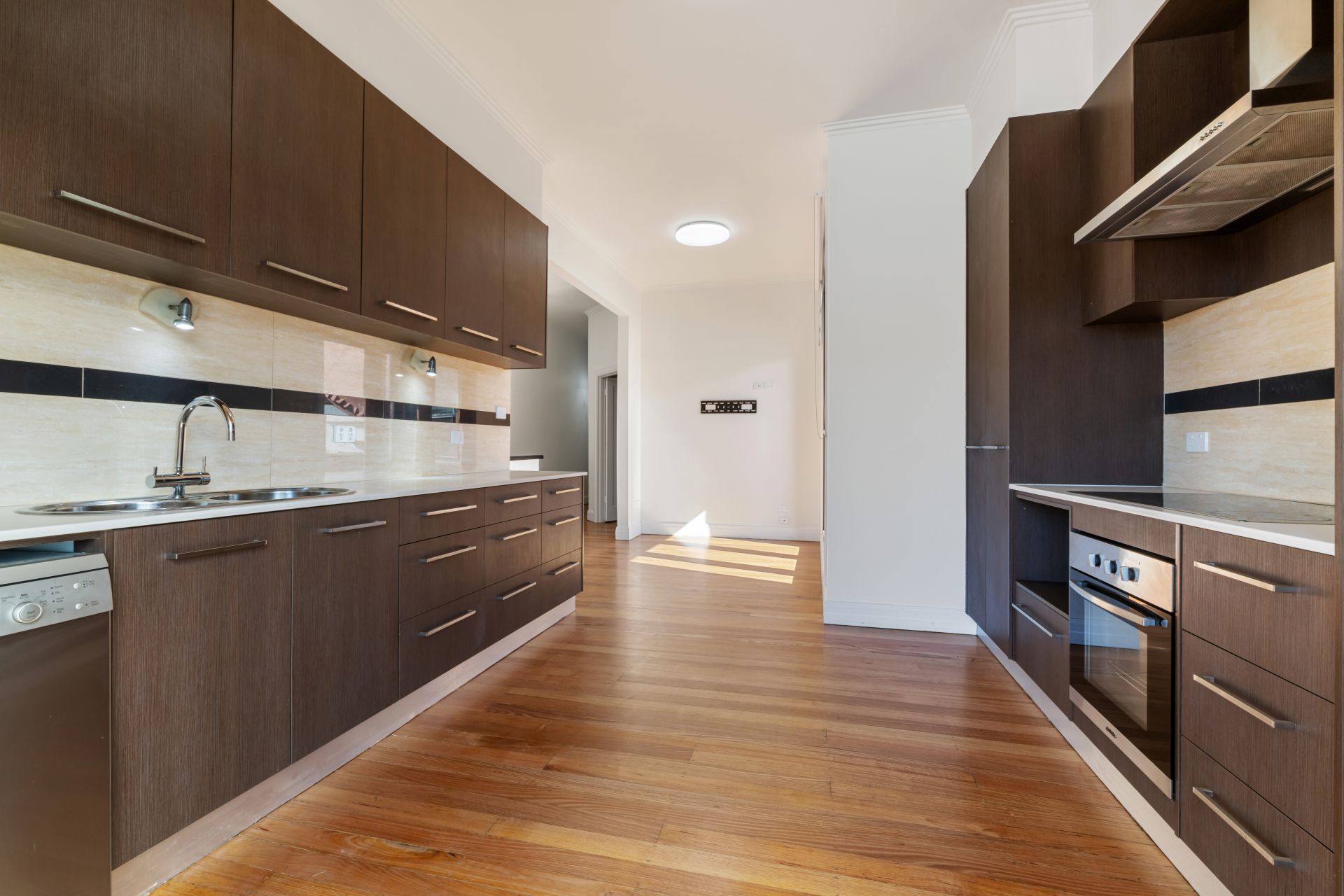 Large apartment in Ideal Locale - ENTRY VIA RUSSELL STREET (COBURG LEISURE CENTRE)