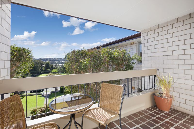 Bright And Spacious Top Floor Apartment