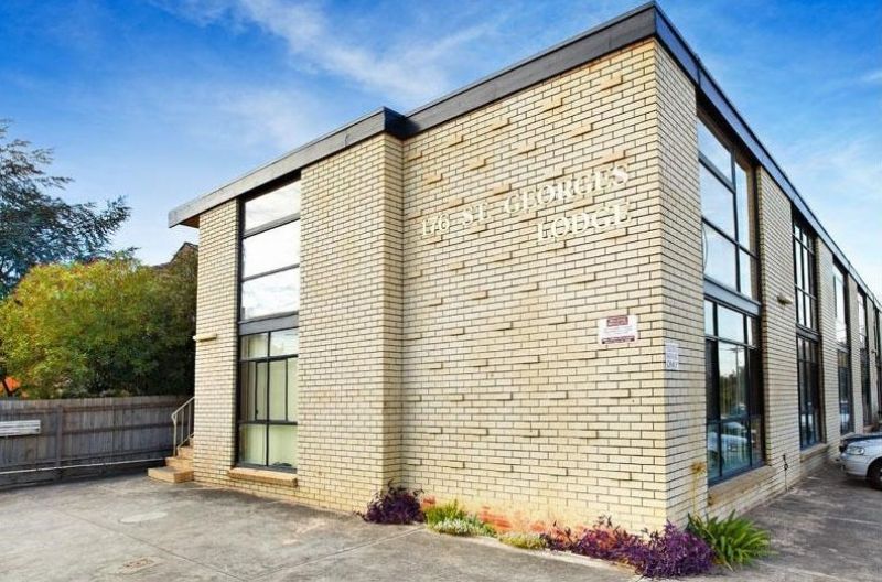 Bright & Updated Apartment in Prime Northcote Location