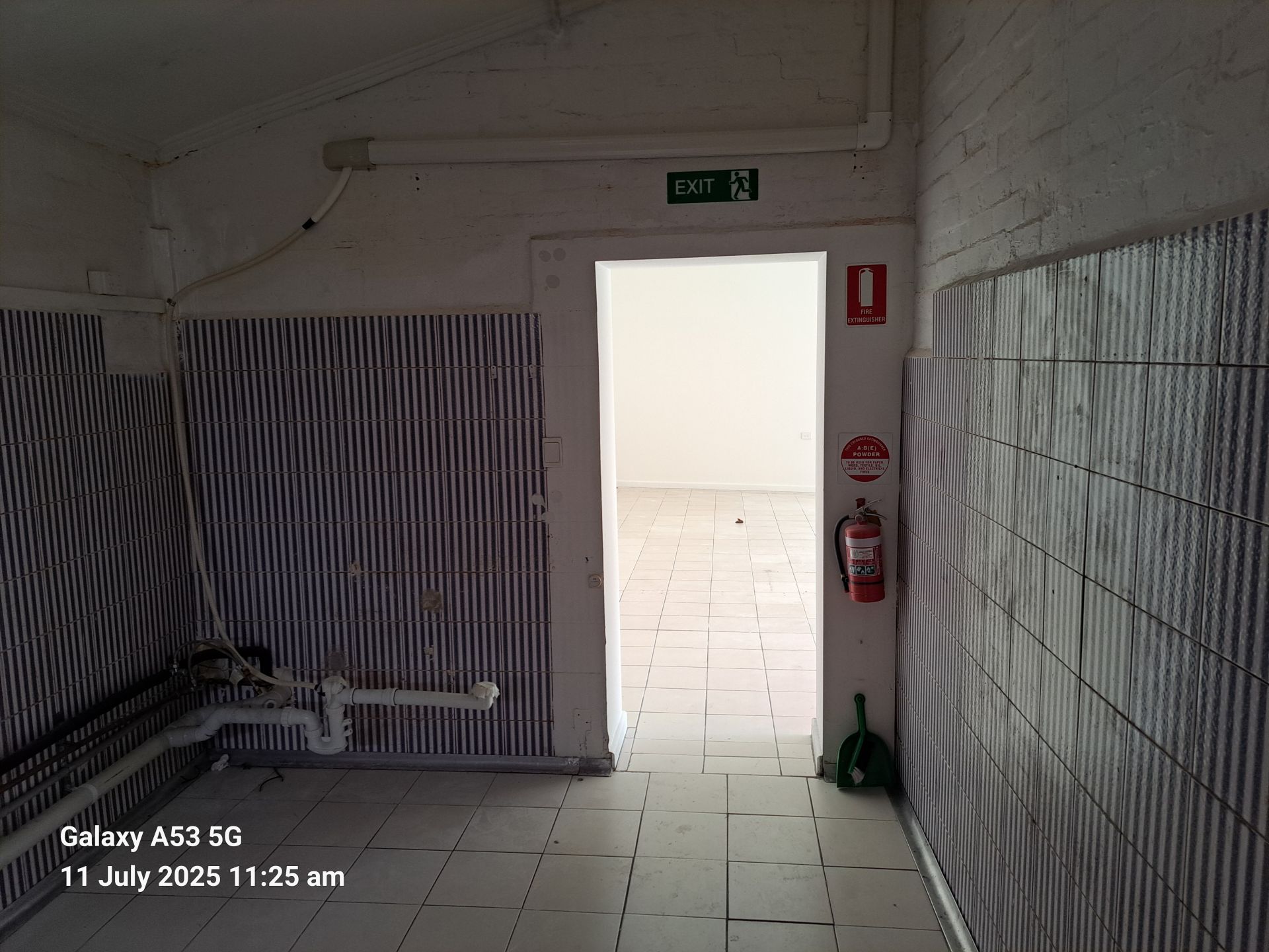 Lock Up Shop – BUSY, BUSTLING EDWARDES ST