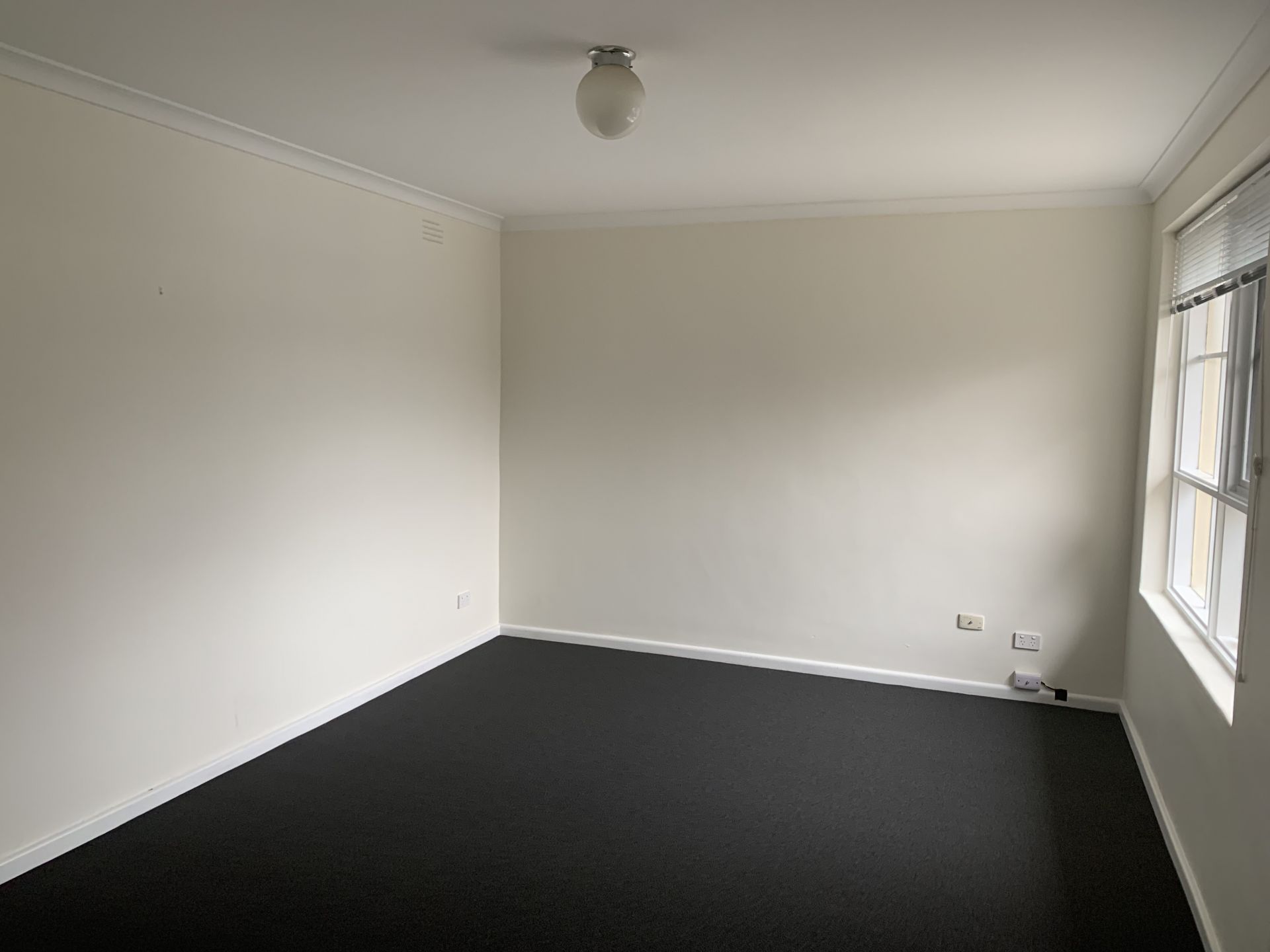 Spacious Two Bedroom Apartment Walking Distance To High Street
