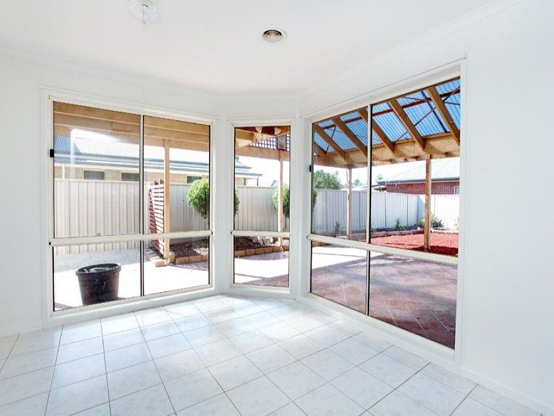 28 Milburn Circuit, Caroline Springs - Thumbnail 5