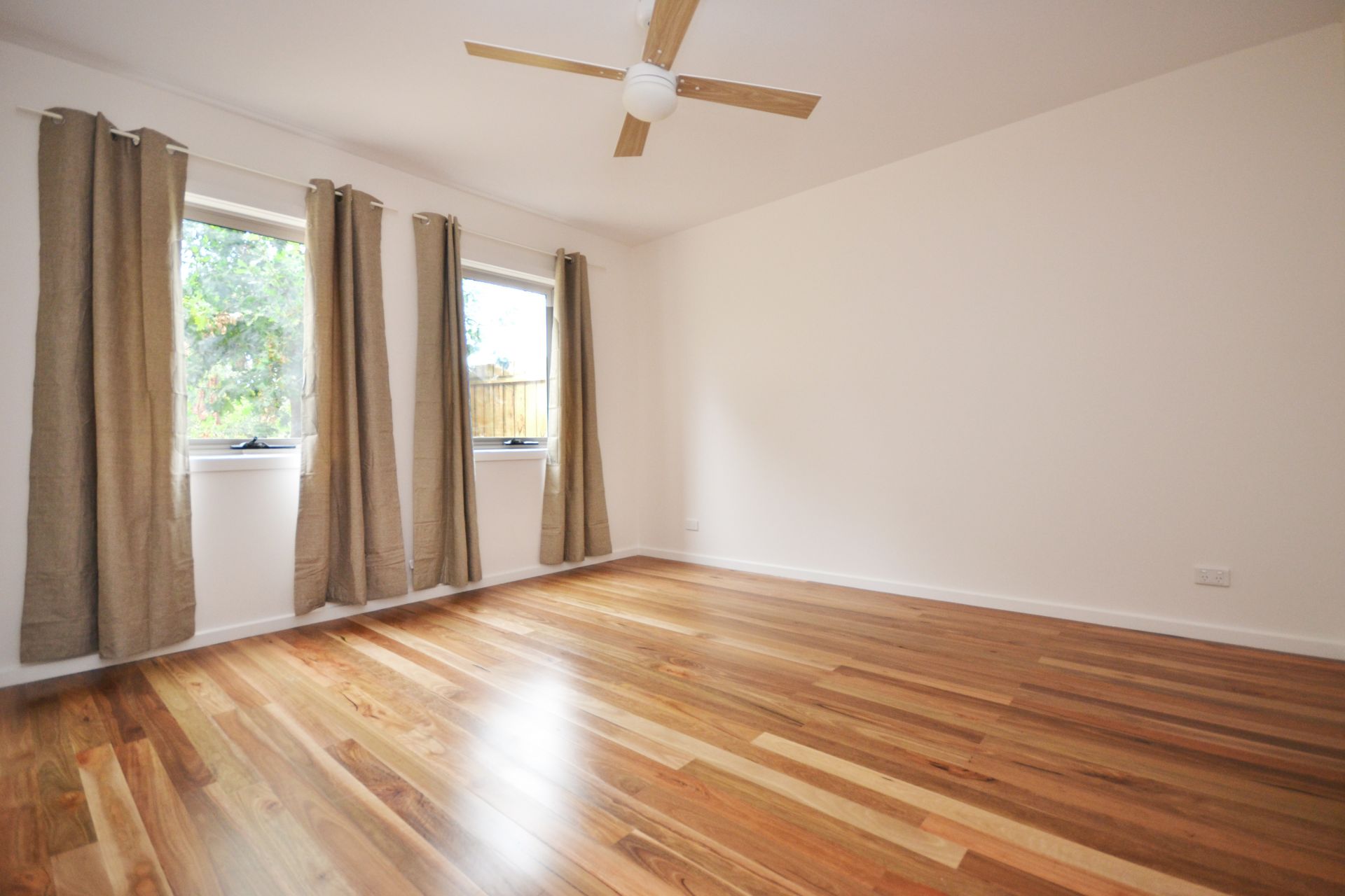 CONTEMPORARY LIVING & IN A FABULOUS LOCATION