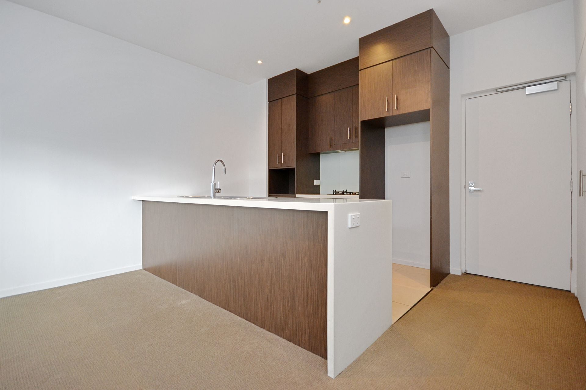 APARTMENT LIVING IN A VIBRANT LIFESTYLE SETTING