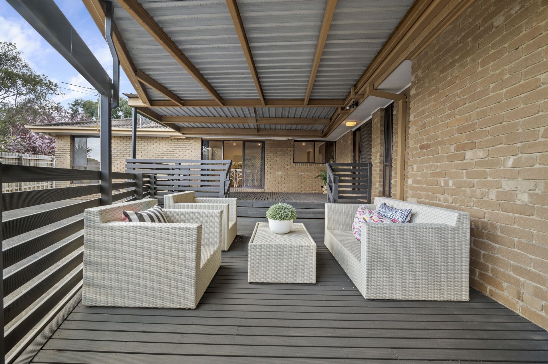 DUAL LIVING -  4 BEDROOMS, 2 BATHROOMS FAMILY HOME