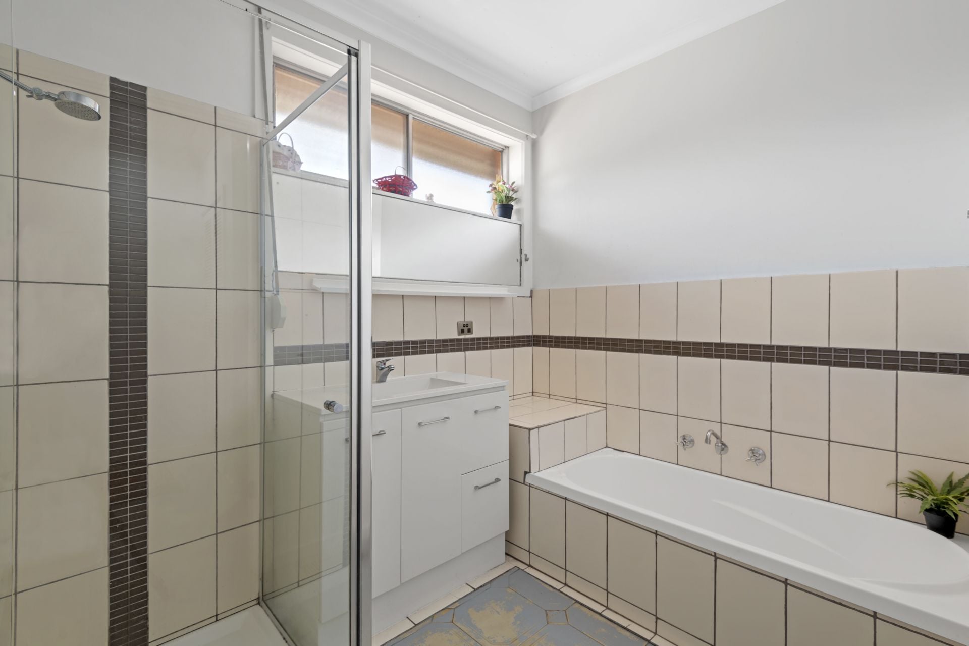 SPACIOUS RESIDENCE WITH GENEROUS ALLOTMENT