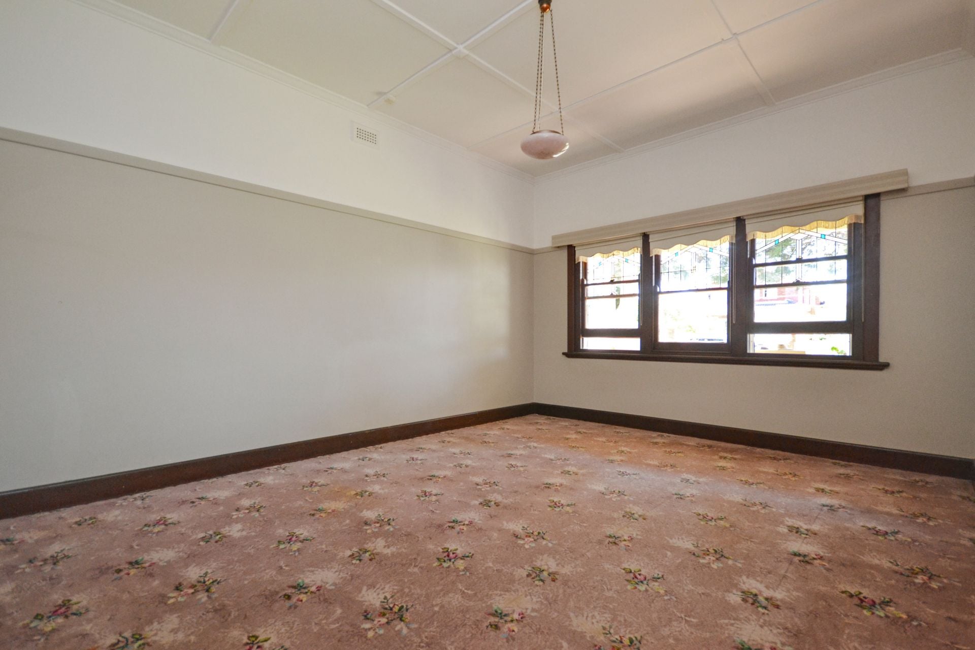 ELEGANT BEAUTY MATCHED WITH A FIRST CLASS LOCATION!
