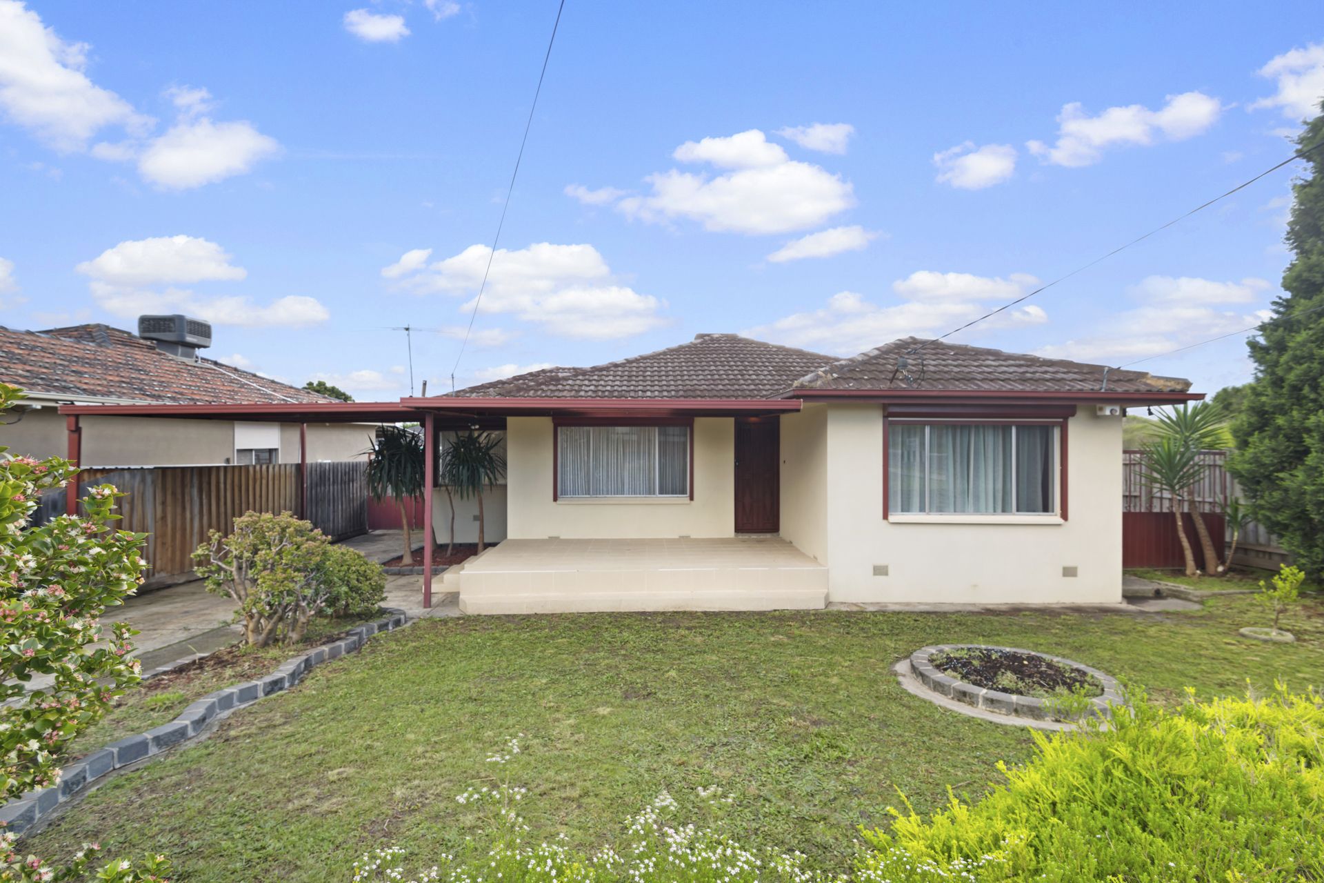PERFECT LOCATION AND WALKING DISTANCE TO EPPING PACIFIC