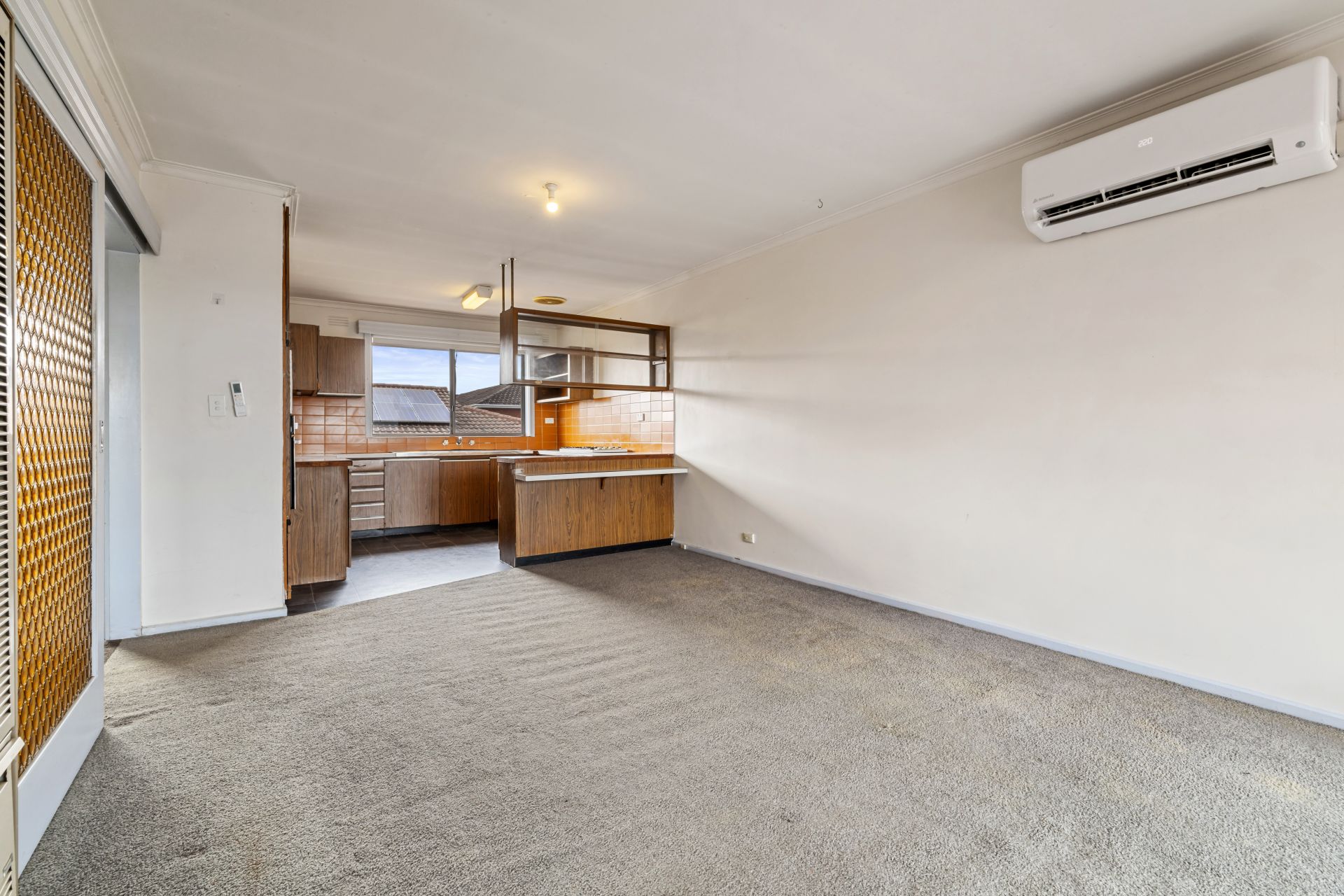 Two Bedroom Apartment in Quiet Street!