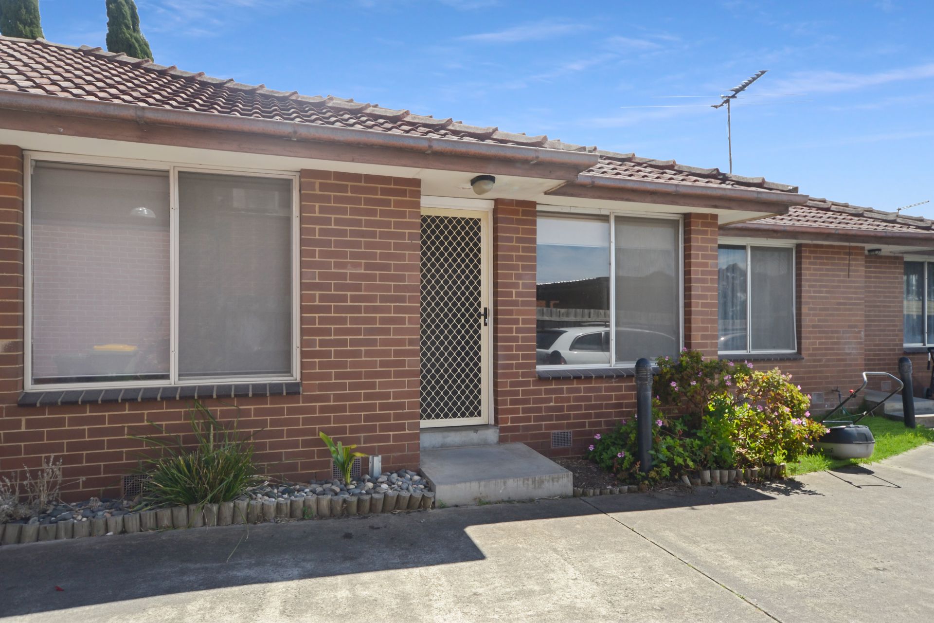FULLY RENOVATED ONE BEDROOM
